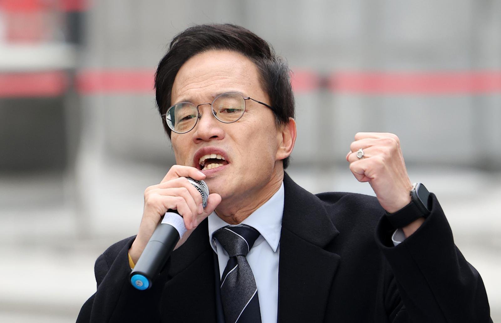 [서울=뉴시스] 박주민 더불어민주당 의원이 11일 서울 종로구 광화문광장에서 제9회 전국동시지방선거 서울시장 출마를 선언하고 있다. 2025.12.11