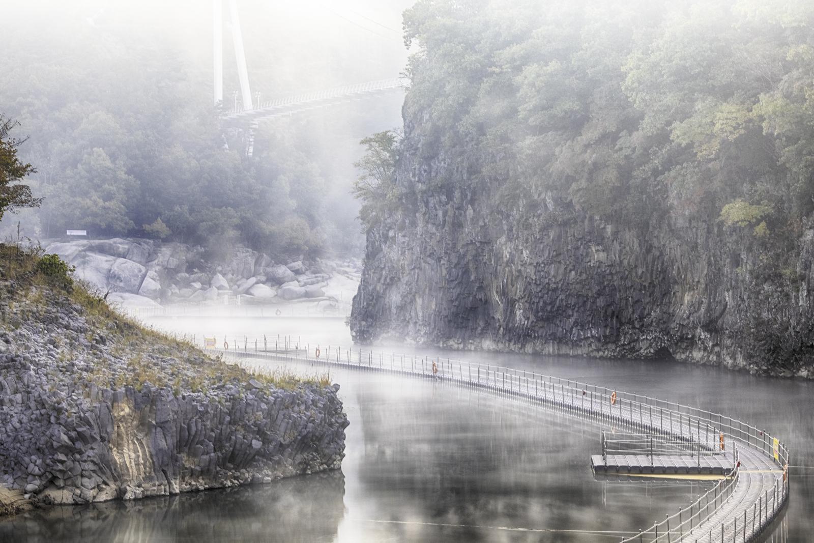 겨울에만 개방하는 강원 철원군 한탄강 물윗길의 아름다운 풍경.