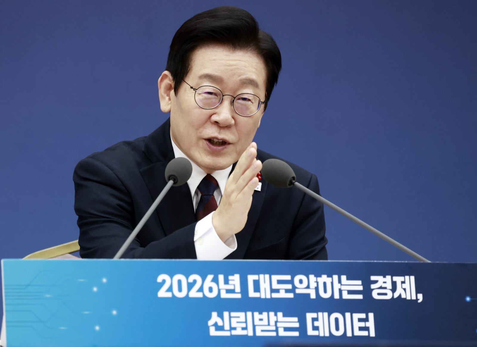 이재명 대통령이 11일 세종시 정부세종컨벤션센터에서 열린 ‘2026년 대도약하는 경제, 신뢰받는 데이터’ 기획재정부(국세청·관세청·조달청)-국가데이터처 업무보고에서 발언하고 있다. 뉴시스