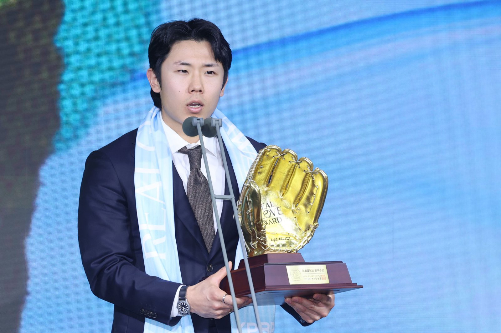 1일 서울 광진구 그랜드 워커힐 서울에서 열린 ‘2025 컴투스프로야구 리얼글러브 어워드’에서 외야수상을 수상한 삼성라이온즈 김성윤이 수상소감을 밝히고 있다. 리얼글러브 어워드는 한국 프로야구 선수들이 직접 투표를 통해 동료 선수들의 활약을 평가하고 각 포지션별 최고의 선수를 선정하는 국내 유일의 선수 주도형 시상식이다. 2025.12.01 [서울=뉴시스]