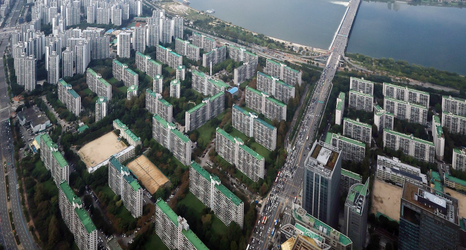 서울 송파구 롯데월드타워에서 바라본 한강변 아파트 단지. 뉴스1