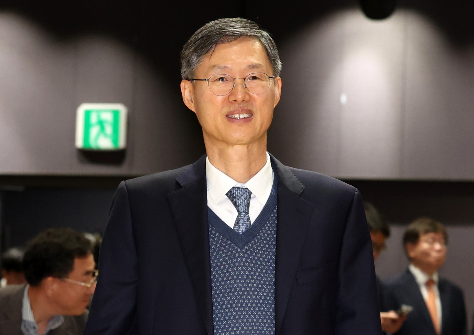 윤석열 전 대통령 탄핵심판 당시 헌법재판소장 권한대행을 맡은 문형배 전 헌법재판관이 11일 오전 서울 서초구 서울법원종합청사 청심홀에서 열린 국민을 위한 사법제도 개편 공청회 : 방향과 과제 3일차 종합토론 ‘대한민국 사법부가 나아갈 길에 참석하고 있다. 2025.12.11. [서울=뉴시스]