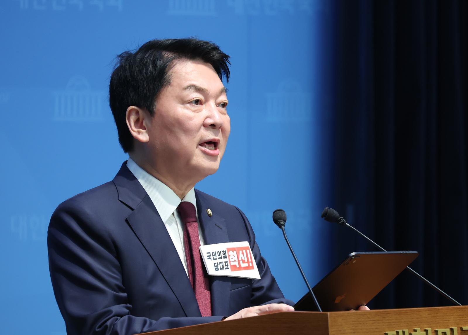 안철수 국민의힘 대표 후보가 20일 서울 여의도 국회 소통관에서 현안 기자회견을 하고 있다. 2025.08.20.[서울=뉴시스]