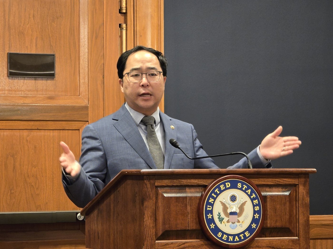 앤디 김 미국 연방의회 상원의원(민주·뉴저지)이 10일(현지 시간) 워싱턴 의원회관에서 기자간담회를 하고 있다. 워싱턴=AP 뉴시스