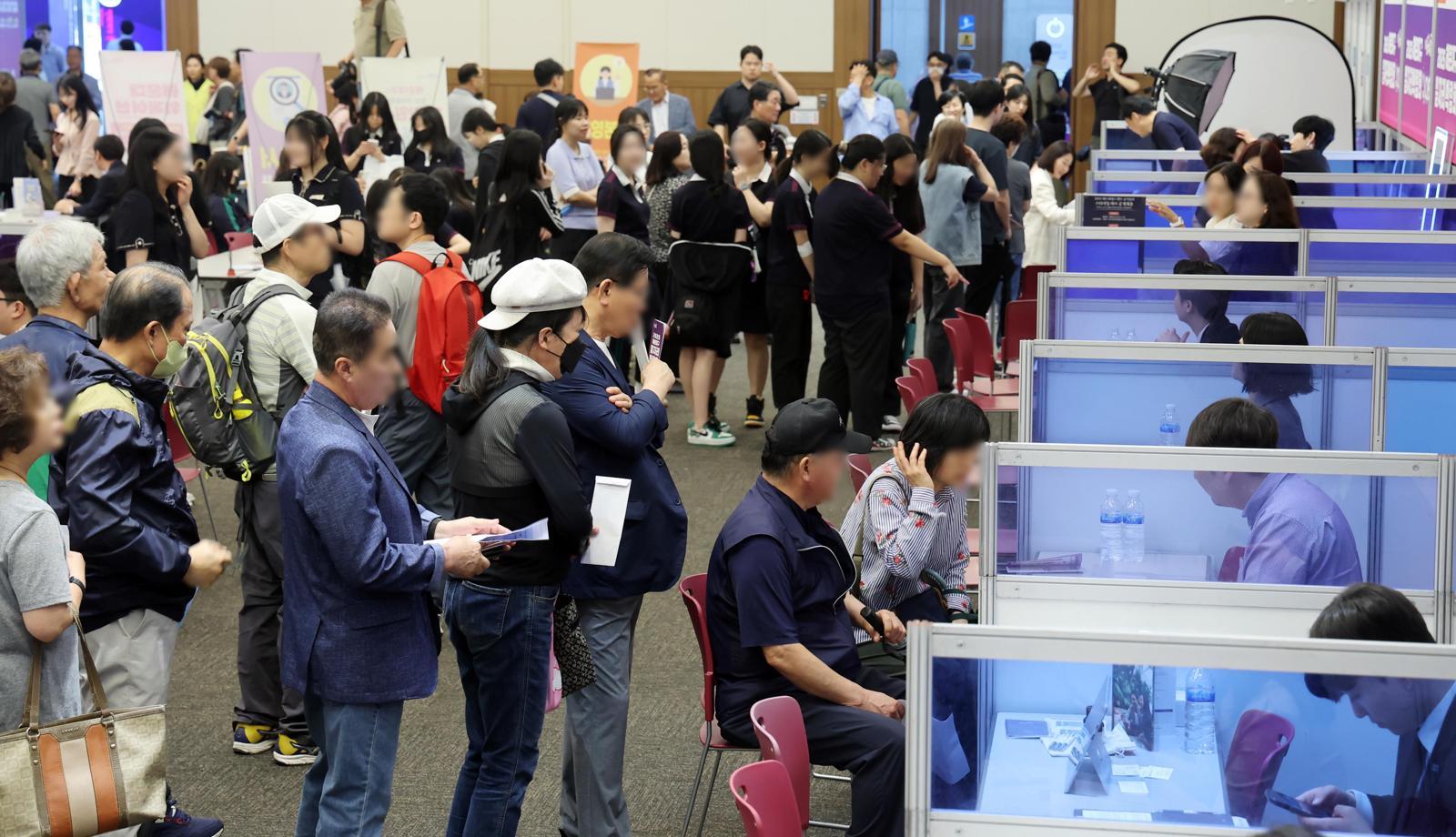 ‘2025년 해운대구 일자리박람회’가 열린 16일 부산 해운대구 벡스코 컨벤션홀에서 구직자들이 구인업체 현장면접을 보고 있다.   이날 박람회에는 50개 기업이 직·간접적으로 참여해 인력 채용을 위한 현장면접 등을 진행했다. 2025.06.16. [부산=뉴시스]