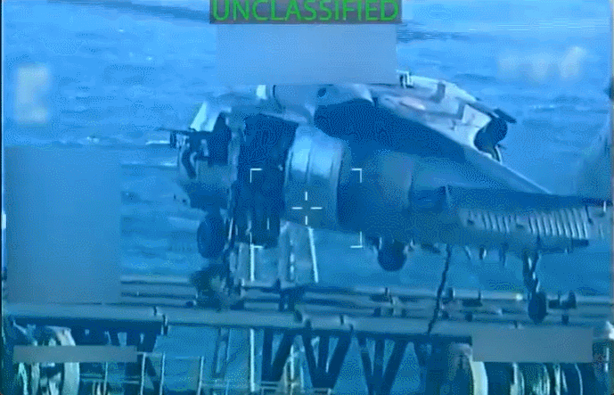 10일(현지시간) 미국이 공개한 베네수엘라 연안의 유조선 나포 장면. 본디 장관이 엑스(X)에 공개한 영상