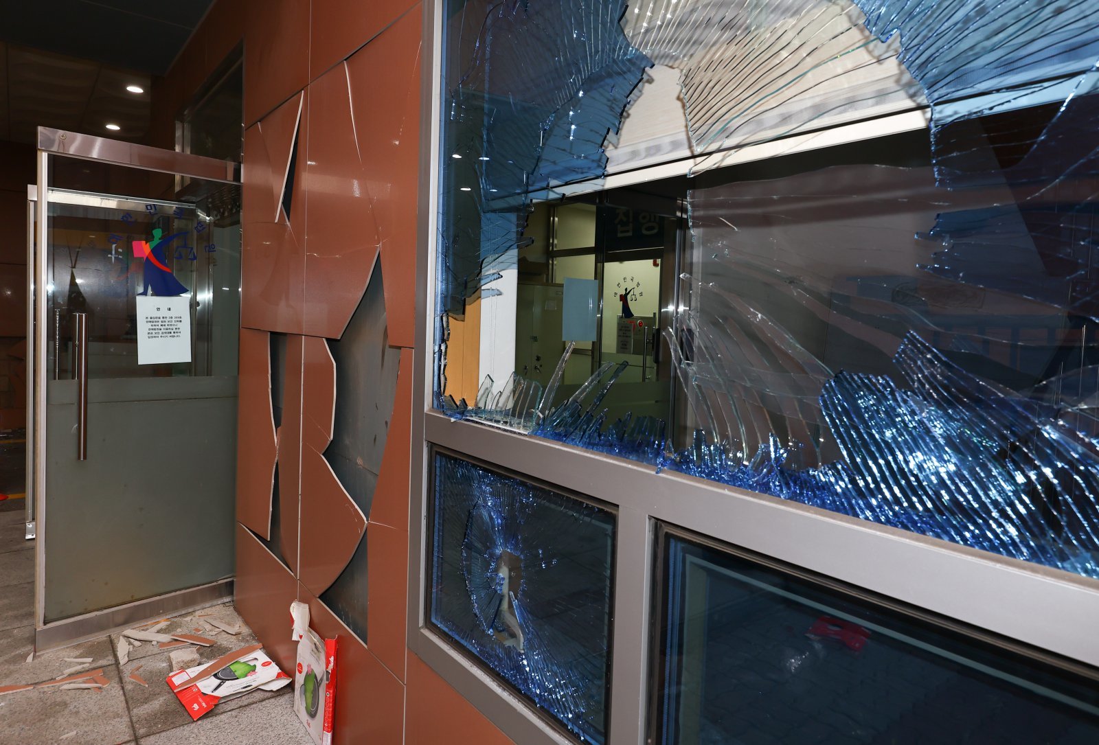 19일 윤석열 대통령 지지자들의 폭력 사태가 벌어진 서울 마포구 서울서부지방법원의 외벽과 유리창이 파손돼 있다. 2025.01.19 뉴시스