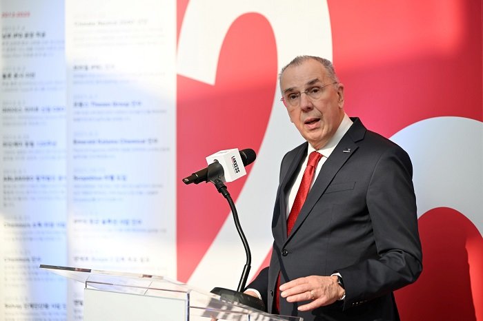 랑세스 솔루션스 데이 서울에서 기조연설을 하고 있는 후버트 핑크 랑세스 그룹 경영이사회 이사