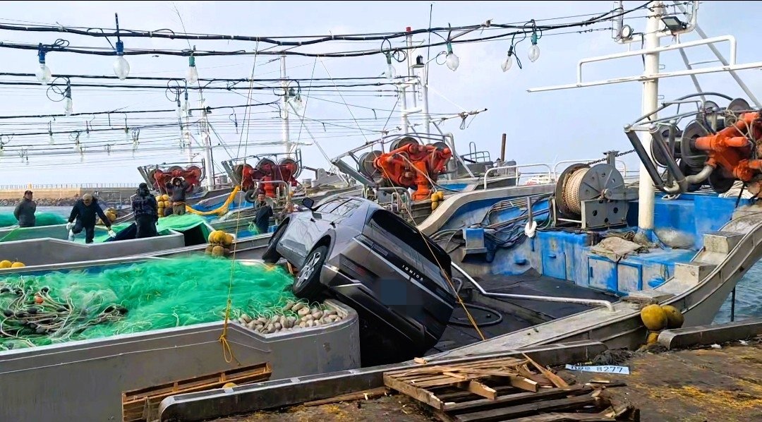 11일 제주 한림항에서 전기차가 돌진, 정박중인 어선에 올라타는 사고가 났다.(제주도소방안전본부 제공)