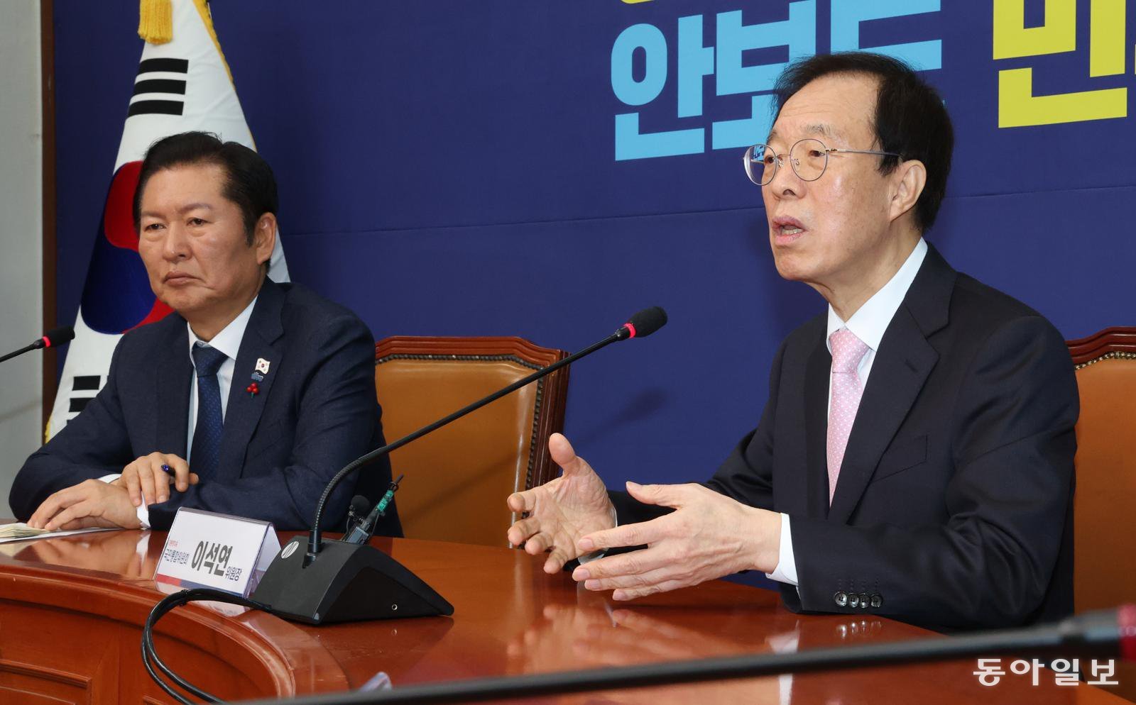 이석연 국민통합위원장이 11일 오전 국회에서 민주당 정청래 대표를 만나 “국론 분열과 국민 갈등의 진원지가 바로 정치이고 국회”라고 쓴소리를 했다. 또 “정치는 헌법이 마련해 준 궤도를 따라서 운행하는 위성의 역할”이라며 “헌법이 마련한 궤도를 벗어난 정치는 이미 헌법적 상황이 아니라고 본다”고 비판했다. 2025.12.11 이훈구 기자 ufo@donga.com