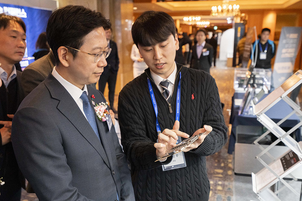 배경훈 과기정통부 장관이 퓨리오사AI RNGD 반도체를 들여다보고 있다 / 출처=IT동아