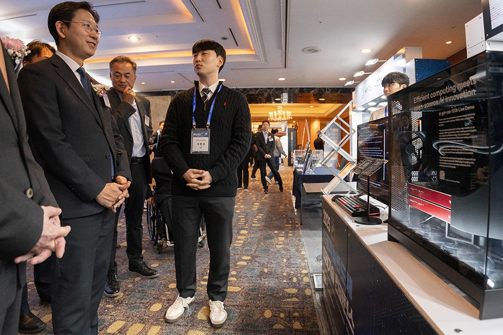 배경훈 장관이 2대의 RNGD 카드로 오픈AI gpt-oss-120B를 구현하는 데모 시스템을 살펴보고 있다 / 출처=IT동아
