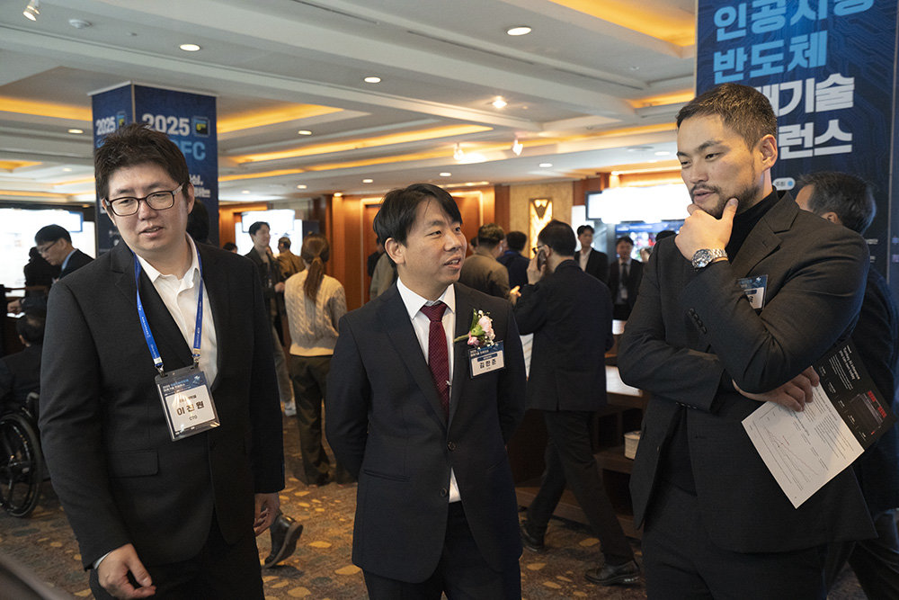 이진원 하이퍼엑셀 CTO(좌측)과 김한준 퓨리오사AI CTO(중앙), 오진욱 리벨리온 CTO(우측)가 오픈AI gpt-oss-120b 모델을 2장의 RNGD로 구동하는 데모를 놓고 얘기를 나누고 있다 / 출처=IT동아