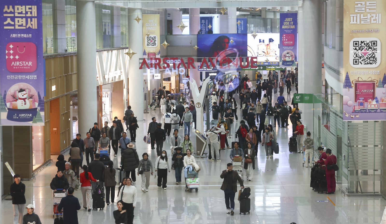 3일 인천 중구 인천국제공항 제1여객터미널 면세점에서 여행객들이 오가고 있다. 2025.12.03 인천공항=뉴시스