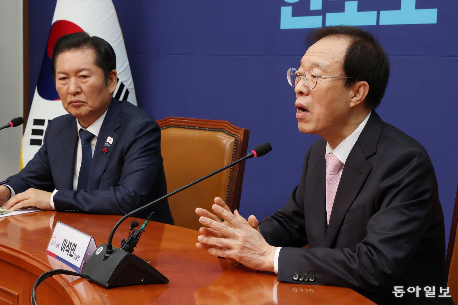 이석연-쓴소리 듣는 정청래 이석연 국민통합위원장이 11일 오전 국회에서 민주당 정청래 대표를 만나 “국론 분열과 국민 갈등의 진원지가 바로 정치이고 국회”라고 쓴소리를 했다. 또 “정치는 헌법이 마련해 준 궤도를 따라서 운행하는 위성의 역할”이라며 “헌법이 마련한 궤도를 벗어난 정치는 이미 헌법적 상황이 아니라고 본다”고 비판했다. 2025.12.11. 이훈구 기자 ufo@donga.com