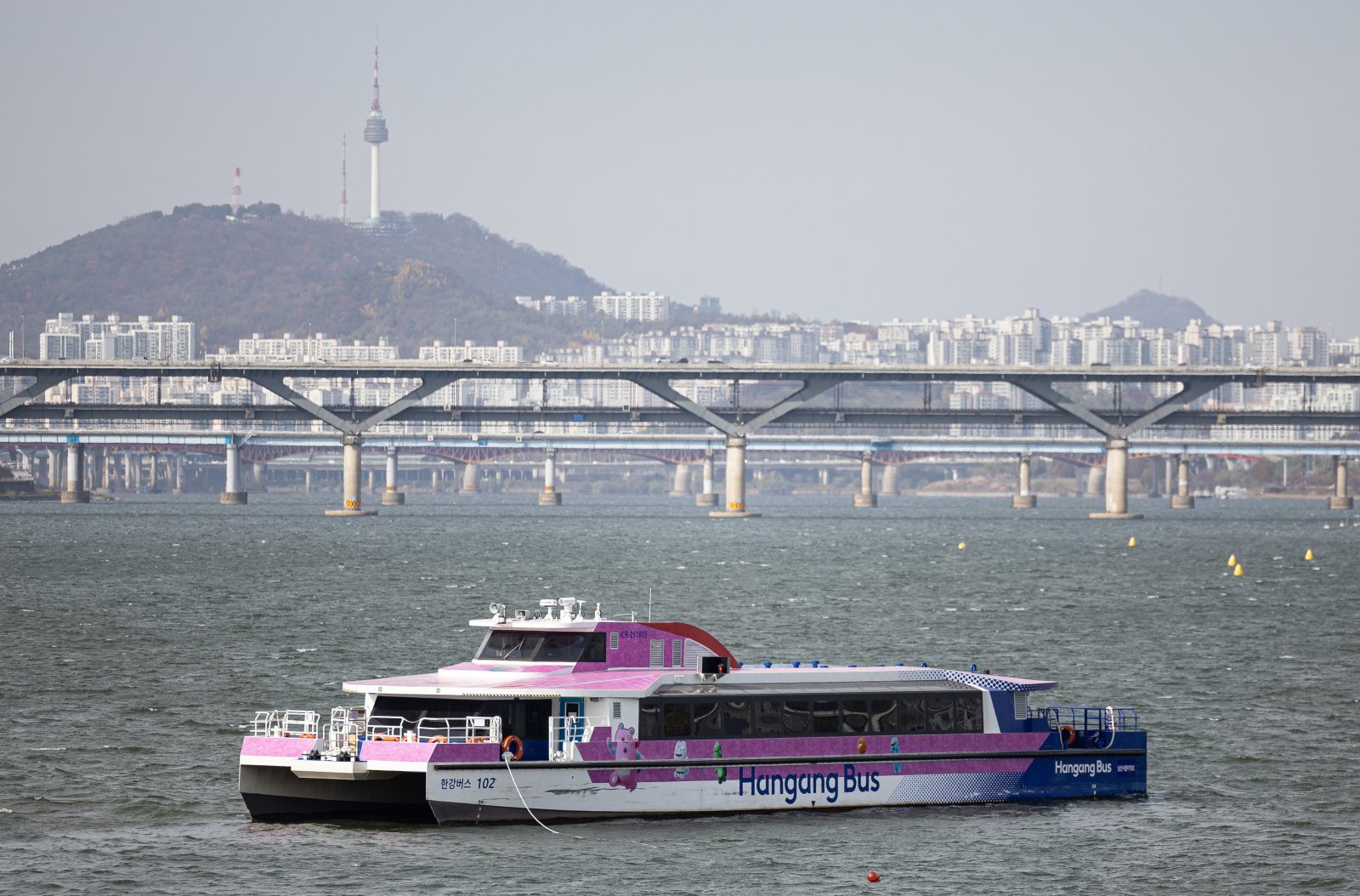 서울 송파구 잠실선착장 인근에 한강버스가 멈춰 서 있다. 2025.11.17/뉴스1