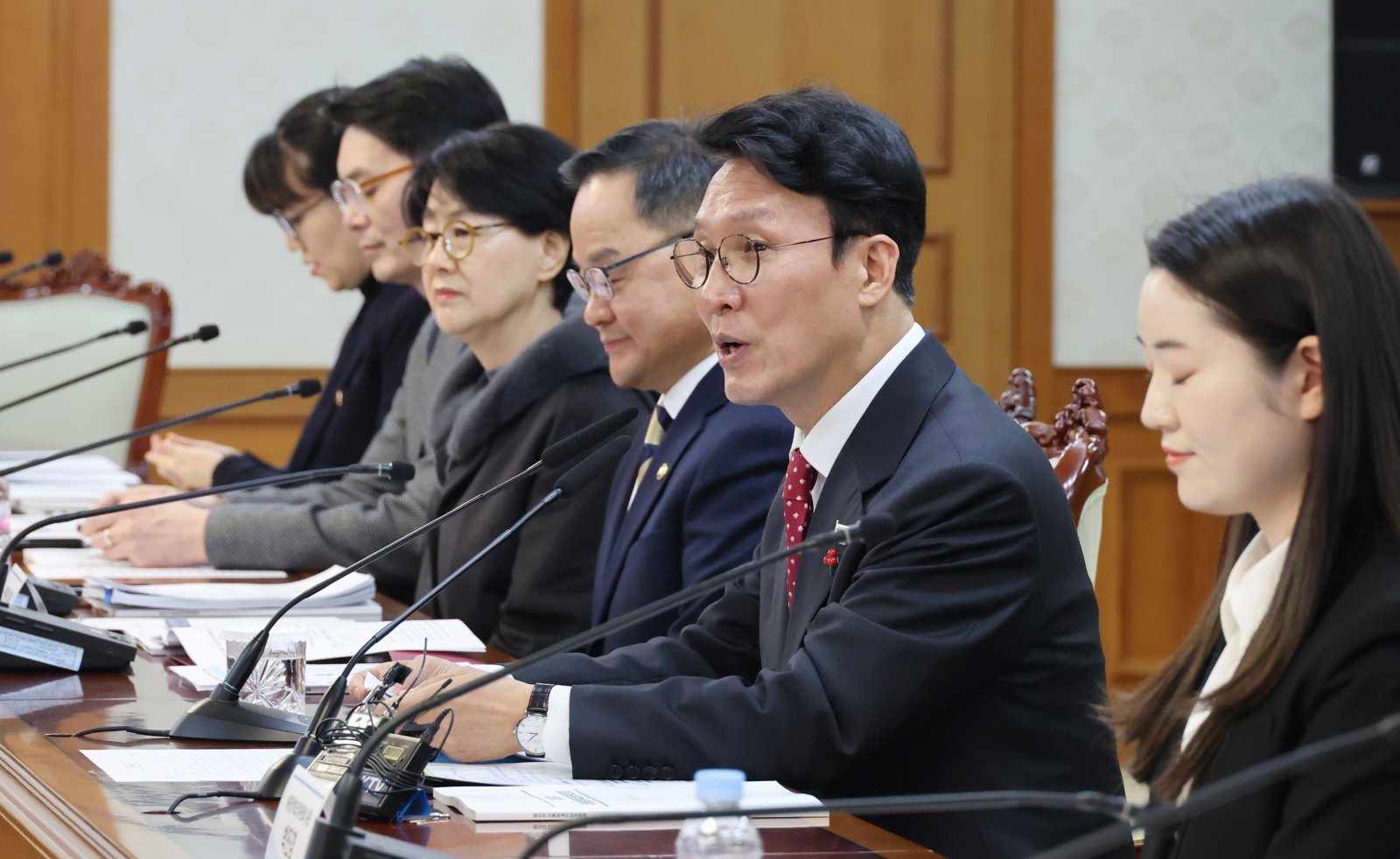 김민석 국무총리는 최근 AI를 활용한 허위광고 영상이 늘고 있다며, 최대 5배의 징벌적 손해배상을 골자로 하는 ‘AI 생성물 표시제도’를 도입하겠다 밝혔다. 뉴시스