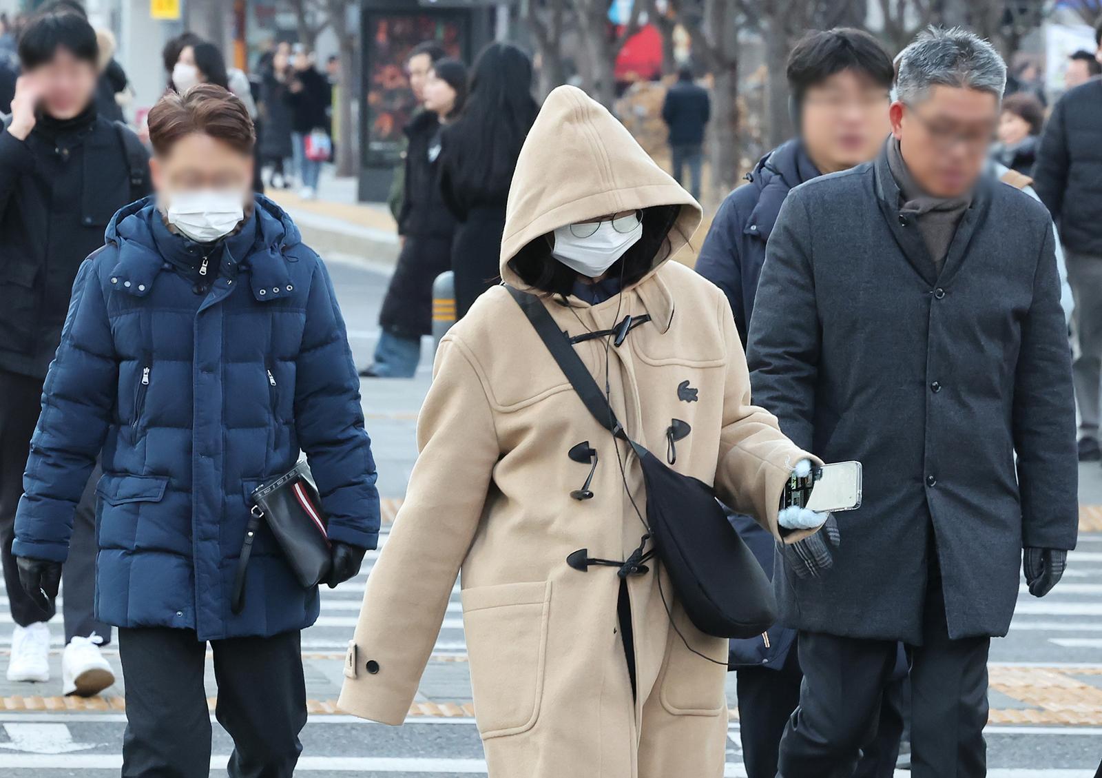영하권의 기온을 보인 9일 오전 서울 종로구 세종대로 사거리에서 두터운 외투를 입은 시민들이 출근길을 나서고 있다. 2025.12.9/뉴스1