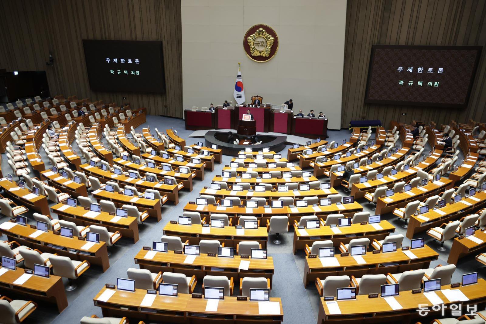 11일 국민의힘 곽규택 의원이 스케치북을 들고 무제한 토론을 이어가는 가운데 국회 본회의장이 텅 비어있다.  박형기 기자 oneshot@donga.com