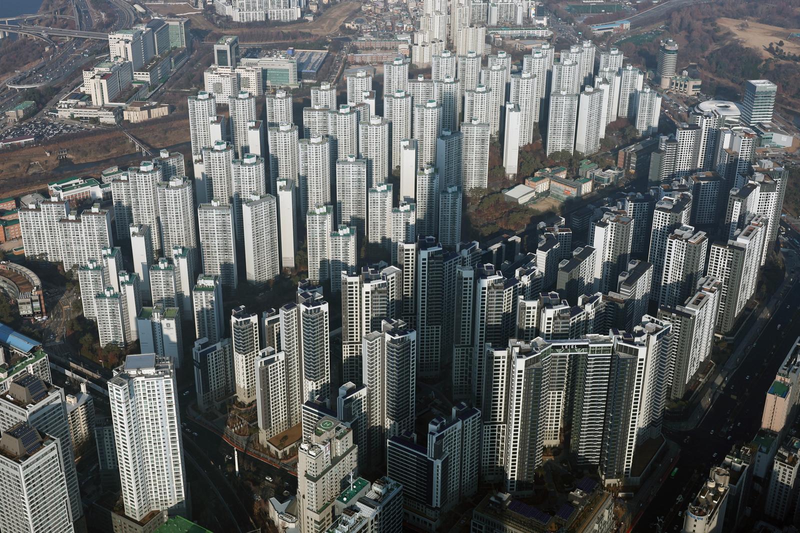 정부가 잇달아 수요 억제와 공급 대책을 내놨지만, 서울 아파트값과 전세가격은 오히려 상승폭을 확대하며 강세를 지속하고 있다. 강남3구와 한강벨트 핵심 지역, 3중 규제에 묶인 경기 주요 지역이 상승 흐름을 주도하는 모습이다.  11일 한국부동산원에 따르면, 12월 2주 서울 아파트 매매가격은 전주 대비 0.18% 올라 한 주 전 0.17%보다 상승 폭이 커졌다. 한국부동산원 관계자는 “재건축 추진 단지와 역세권·학군지·대단지 등 선호도가 높은 단지를 중심으로 상승 계약이 이뤄지며 서울 전체 지수가 높아졌다”고 말했다.  사진은 이날 서울 송파구 롯데월드타워 전망대 서울스카이에서 내려다 본 송파구의 아파트 단지. 2025.12.11 (서울=뉴스1)