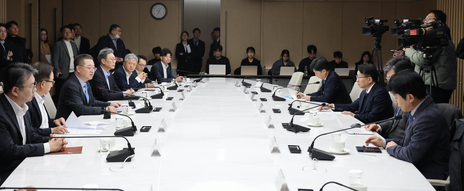 박일준 대한상공회의소 상근부회장이 11일 서울 중구 대한상공회의소 회관에서 열린 ‘더불어민주당 코스피5000특위·경제형벌민사책임합리화TF-경제8단체 간담회’에서 인사말을 하고 있다. 2025.12.11 대한상공회의소 제공