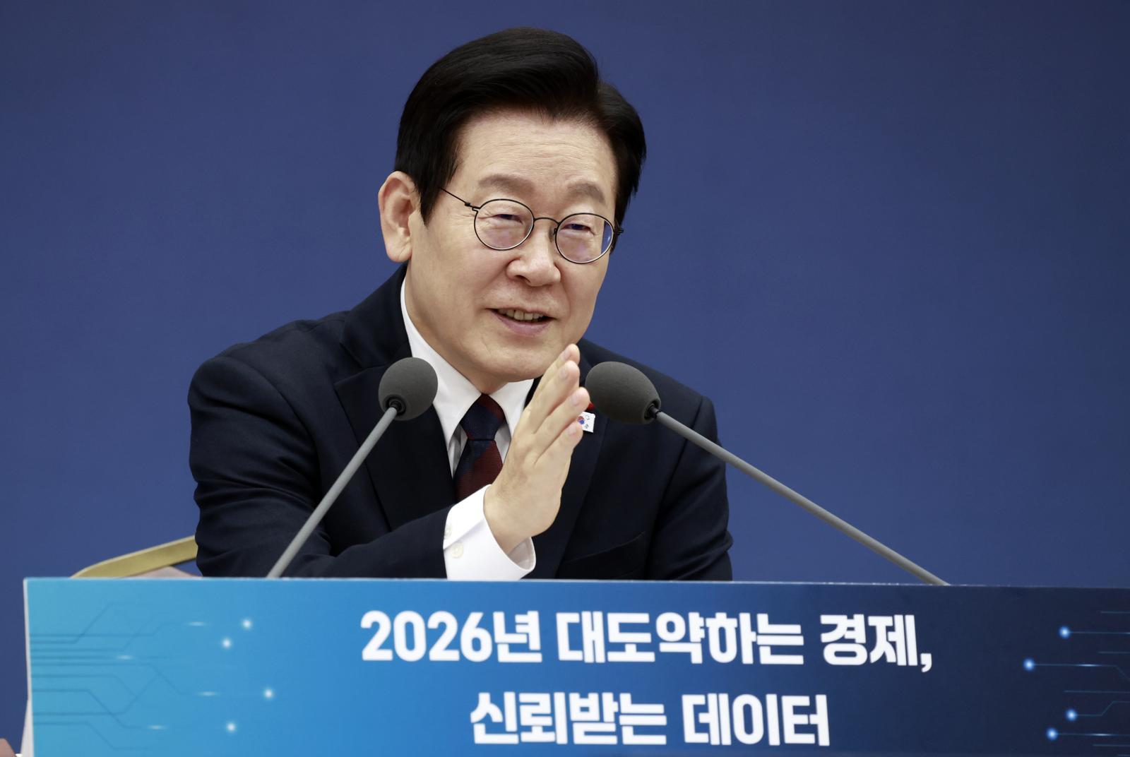 이재명 대통령이 11일 세종시 정부세종컨벤션센터에서 열린 ‘2026년 대도약하는 경제, 신뢰받는 데이터’ 기획재정부(국세청·관세청·조달청)-국가데이터처 업무보고에서 발언하고 있다. 뉴시스
