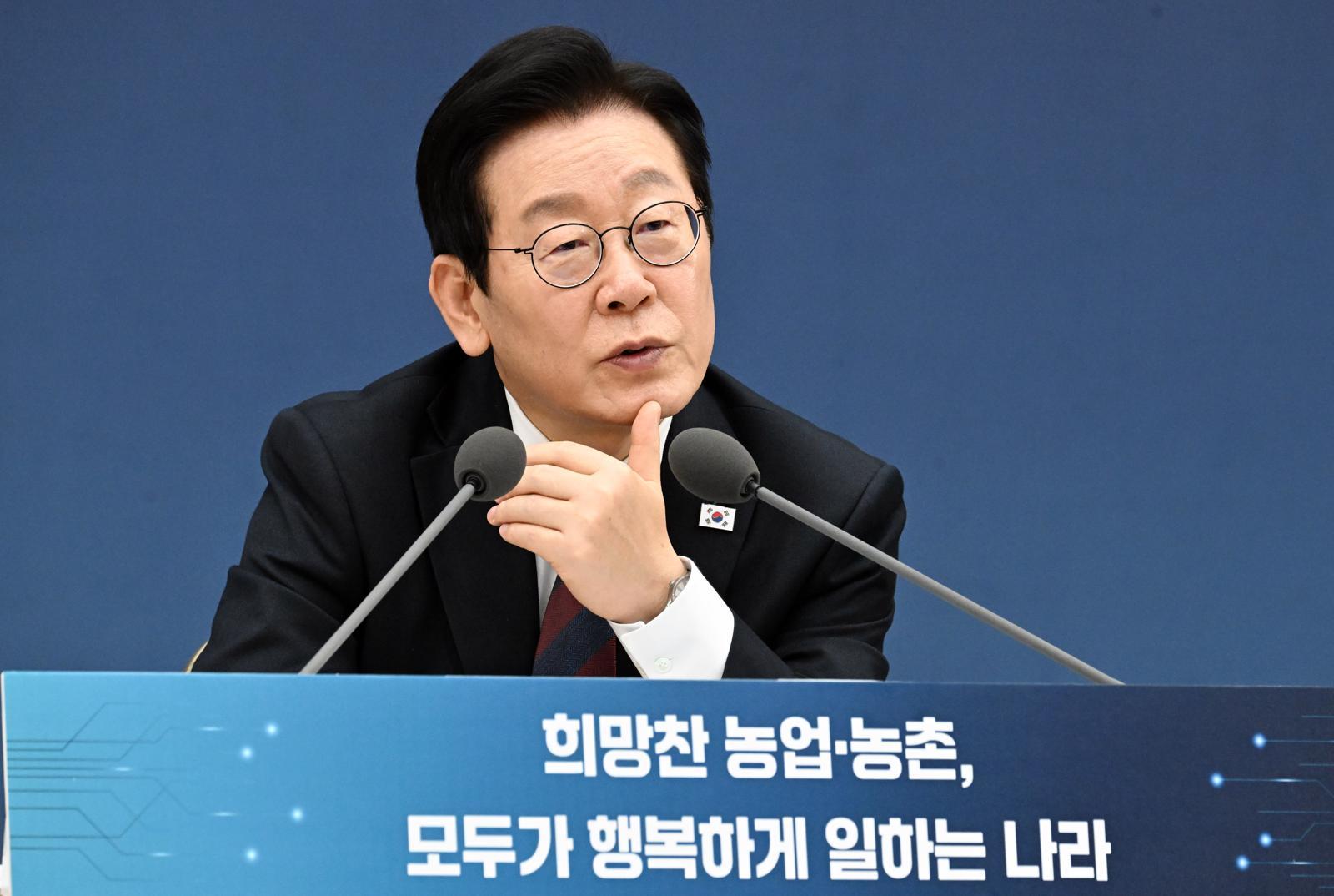 이재명 대통령이 11일 세종시 세종컨벤션센터 국제회의장에서 열린 2026년 부처 업무보고 농림축산식품부(농촌진흥청,산림청), 고용노동부에 대한 업무보고에서 발언을 하고 있다. 대통령실사진기자단  2025.12.11.