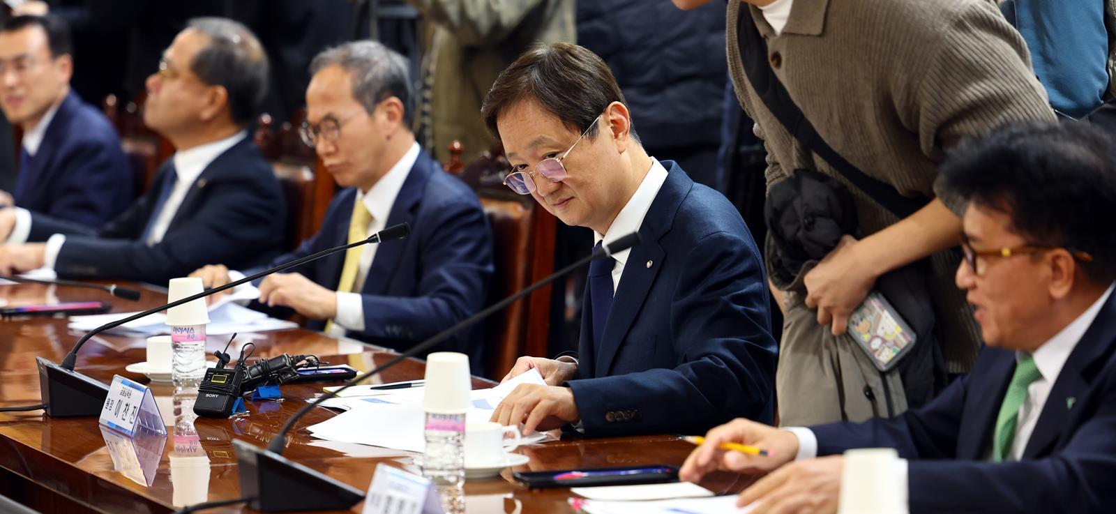 이찬진 금융감독원장이 10일 오후 서울 중구 은행회관에서 열린 금융감독원장-금융지주회장 간담회에 참석하고 있다. 2025.12.10. 뉴시스