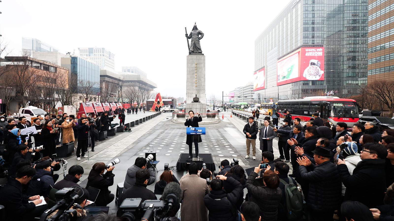 박주민 더불어민주당 의원이 11일 서울 종로구 광화문광장에서 제9회 전국동시지방선거 서울시장 출마를 선언하고 있다. 2025.12.11.뉴시스
