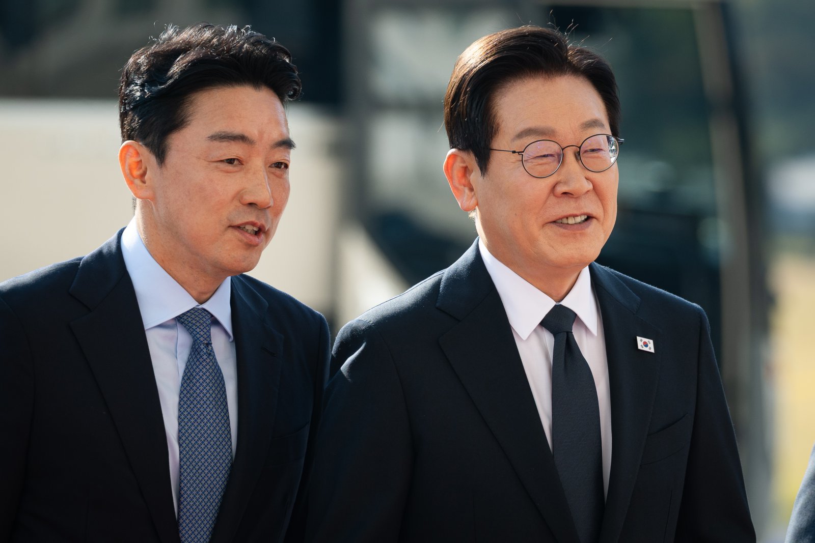 이재명 대통령이 4일 서울 여의도 국회에서 내년도 정부 예산안에 대한 시정연설을 하기 위해 도착해 본청에 들어서며 강훈식 비서실장과 대화하고 있다. 2025.11.4/뉴스1