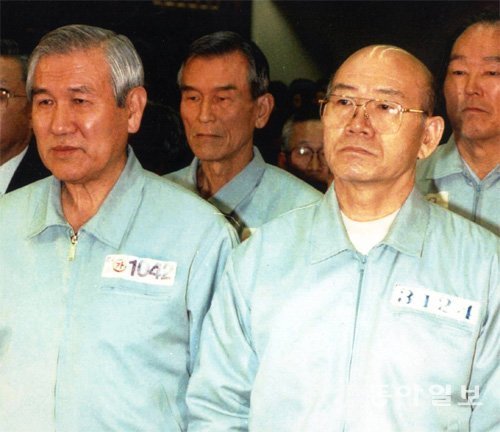 1996년 12월 16일 전두환 전 대통령(오른쪽)과 노태우 전 대통령이 12·12쿠데타 및 비자금 항소심 재판에서 굳은 표정으로 서 있다. 각각 1심에서 사형과 징역 22년 6개월형을 선고받았지만 항소심과 상고심에서 무기징역형과 징역 17년형으로 감형됐다. 동아일보DB