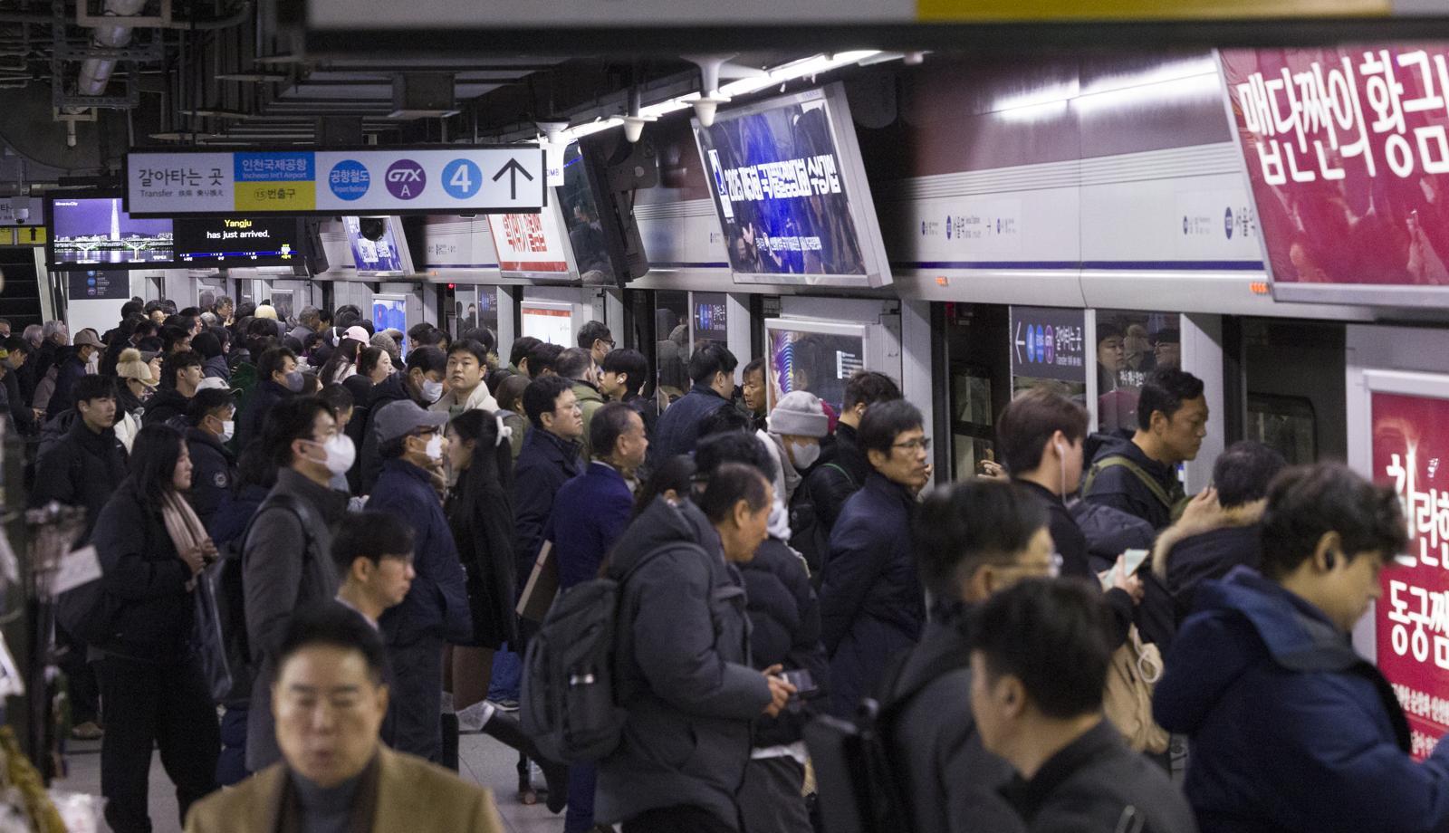 서울지하철 1∼8호선을 운영하는 서울교통공사 노조의 총파업 예고를 하루 앞둔 11일 서울시 중구 서울지하철 1호선 서울역에서 시민들이 지하철을 이용하고 있다. 2025.12.11. 뉴시스