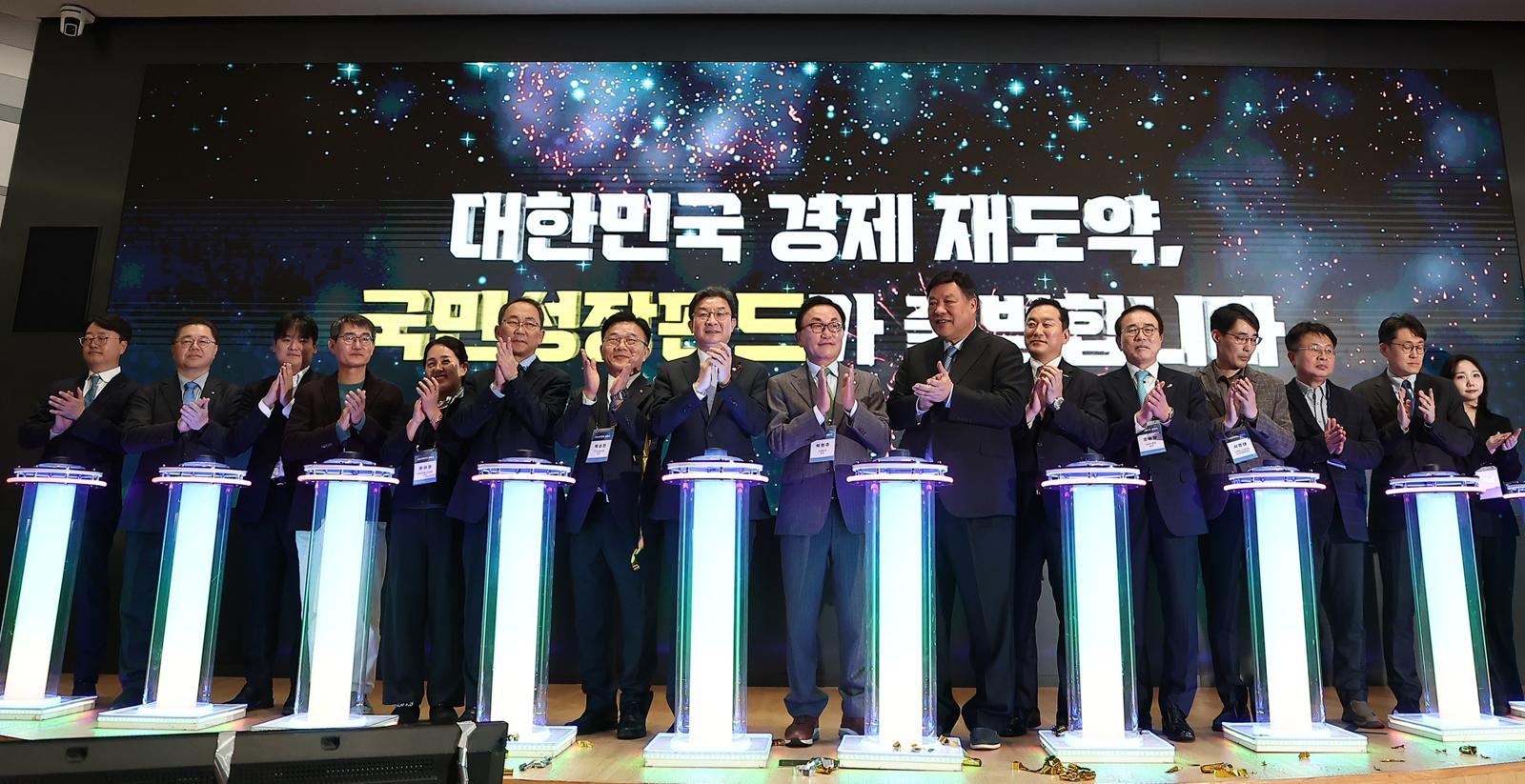 이억원 금융위원장, 박현주 미래에셋 회장, 서정진 셀트리온그룹 회장 등 참석자들이 11일 서울 여의도 산업은행 본점에서 열린 국민성장펀드 출범식에서 기념촬영을 하고 있다. 2025.12.11 (서울=뉴스1)