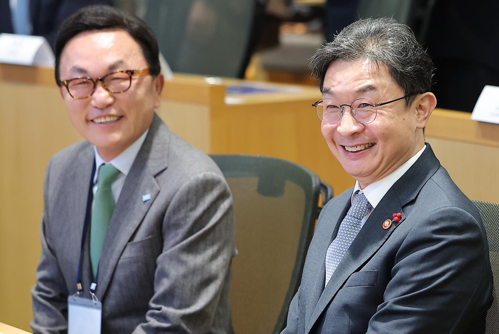 이억원 금융위원장(오른쪽)과 박현주 미래에셋 회장이 11일 서울 여의도 산업은행 본점에서 열린 국민성장펀드 출범식에서 미소 짓고 있다.  2025.12.11 (서울=뉴스1)