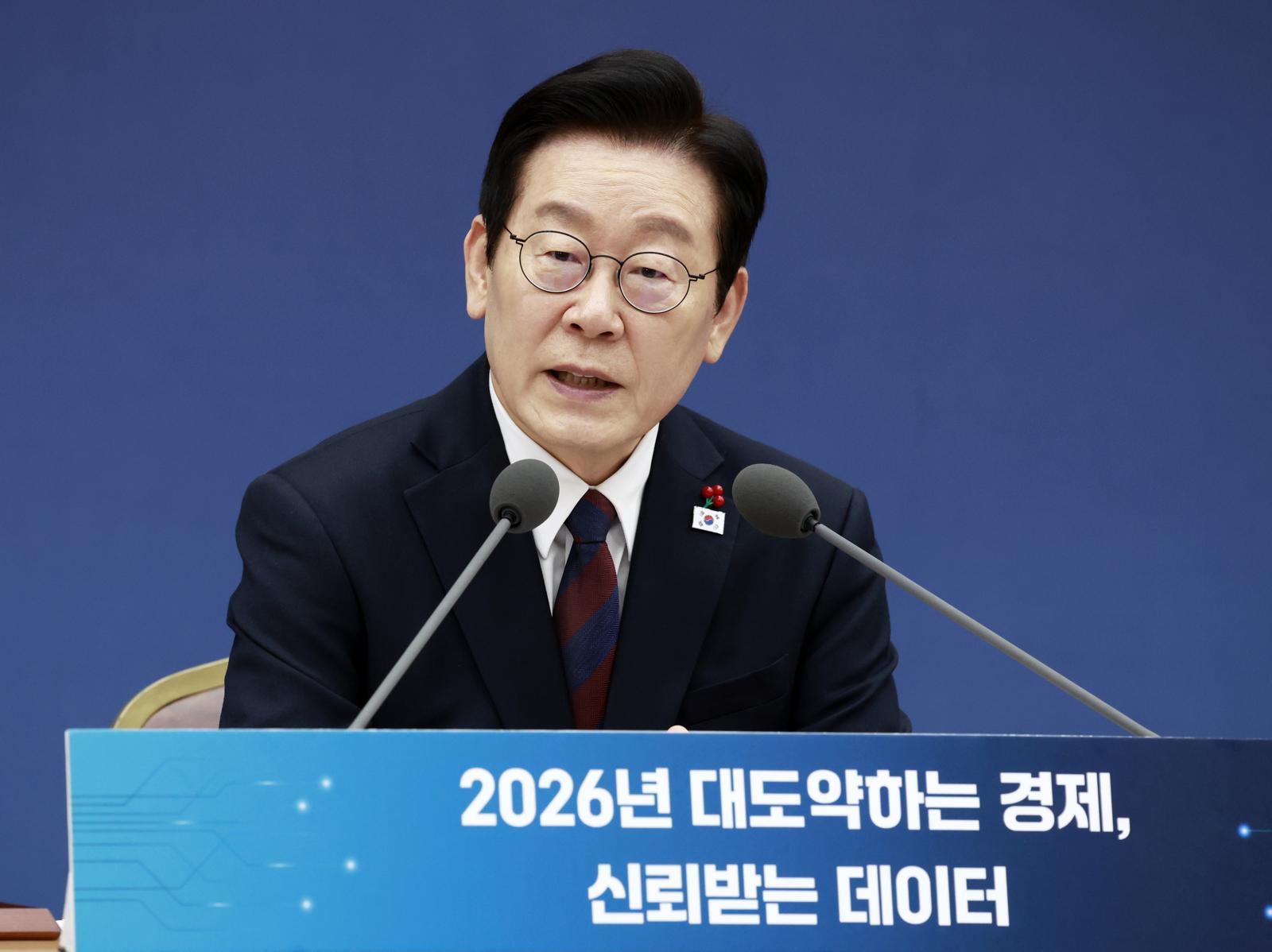 이재명 대통령이 11일 세종시 정부세종컨벤션센터에서 열린 ‘2026년 대도약하는 경제, 신뢰받는 데이터’ 기획재정부(국세청·관세청·조달청)-국가데이터처 업무보고에서 발언하고 있다. 2025.12.11. 뉴시스
