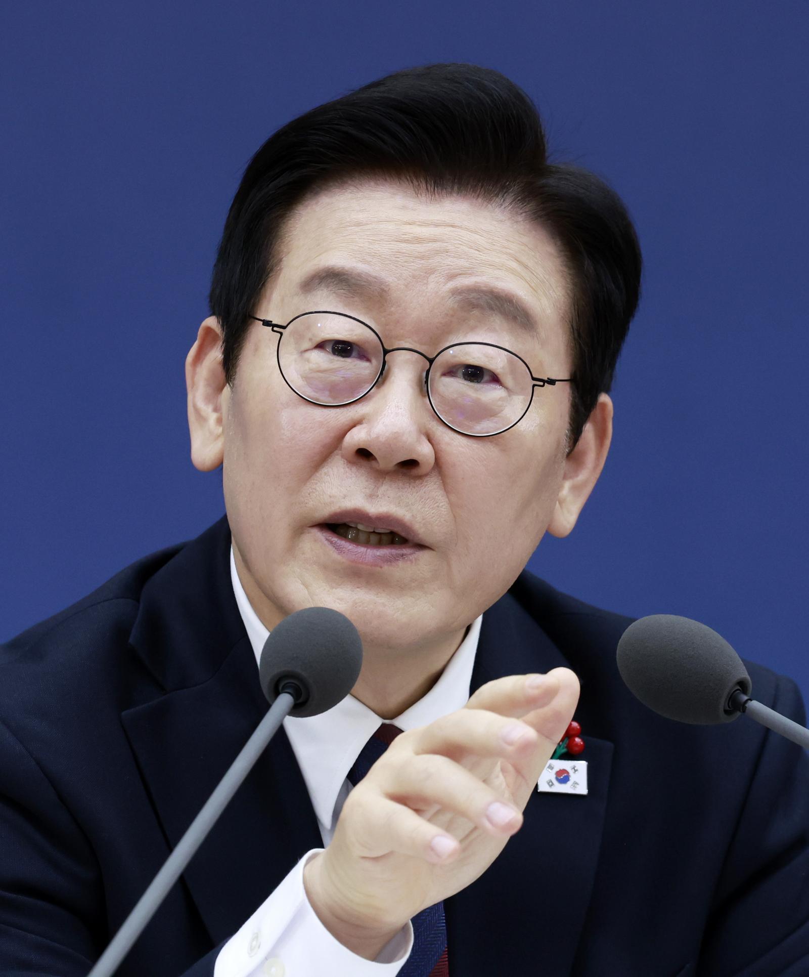 이재명 대통령이 11일 세종시 정부세종컨벤션센터에서 열린 ‘2026년 대도약하는 경제, 신뢰받는 데이터’ 기획재정부(국세청·관세청·조달청)-국가데이터처 업무보고에서 발언하고 있다. 2025.12.11. 뉴시스