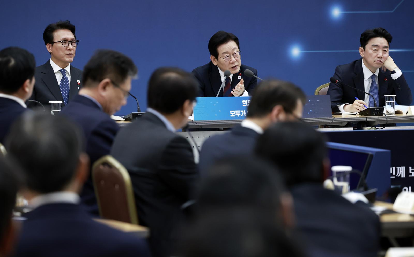 이재명 대통령이 11일 세종시 정부세종컨벤션센터에서 열린 ‘희망찬 농업·농촌, 모두가 행복하게 일하는 나라’ 농림축산식품부(농촌진흥청·산림청)-고용노동부 업무보고에서 발언하고 있다. 2025.12.11. 뉴시스