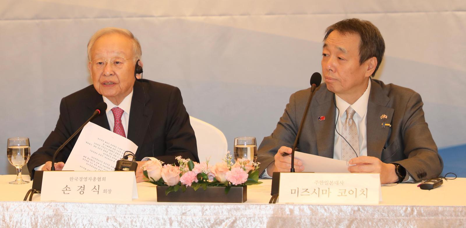 11일 서울 중구 롯데호텔에서 열린 주한 일본대사 초청 회장단 간담회에 참석한 손경식 한국경영자총협회 회장(왼쪽)과 미즈시마 고이치 주한 일본대사. 경총 제공