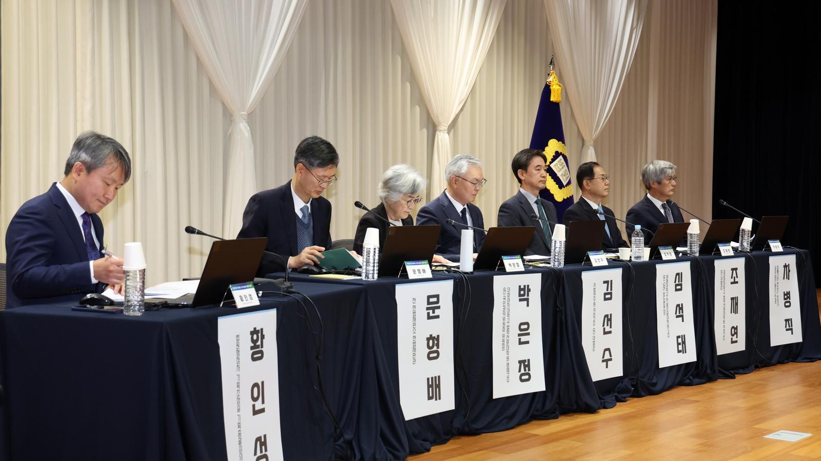 11일 오전 서울 서초구 서울법원종합청사 청심홀에서 국민을 위한 사법제도 개편 공청회 : 방향과 과제 3일차 종합토론 ‘대한민국 사법부가 나아갈 길’이 진행되고 있다. 왼쪽부터 황인성 법원행정처 기획조정실 기획총괄심의관, 문형배 전 헌법재판관, 박은정 이화여자대학교 법학전문대학원 명예교수, 김선수 사법연수원 석좌교수, 심석태 세명대학교 저널리즘대학원 교수, 조재연 성균관대학교 법학전문대학원 석좌교수, 차병직 법률신문 편집인. 2025.12.11. 20 서울=뉴시스