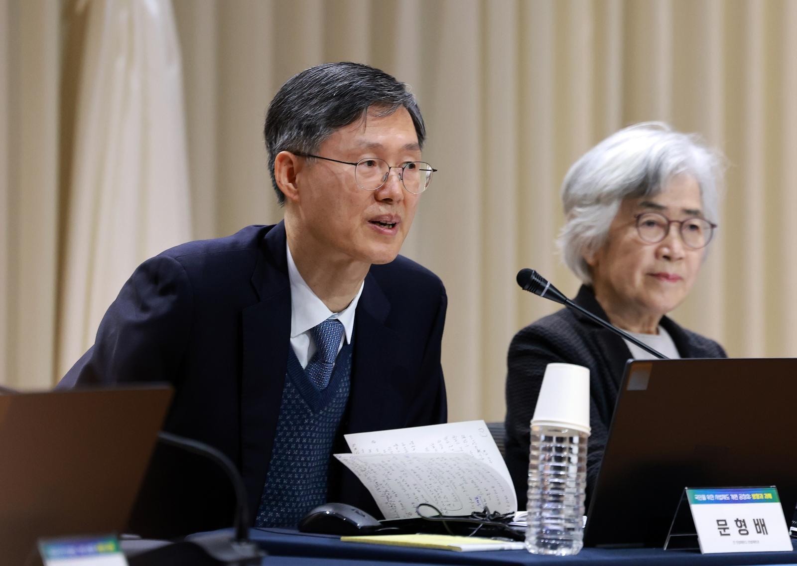 문형배 전 헌법재판관이 11일 서울 서초구 서울법원종합청사에서 ‘국민을 위한 사법제도 개편’ 공청회에서 참석자들에게 인사를 하고 있다. 2025.12.11 뉴스1