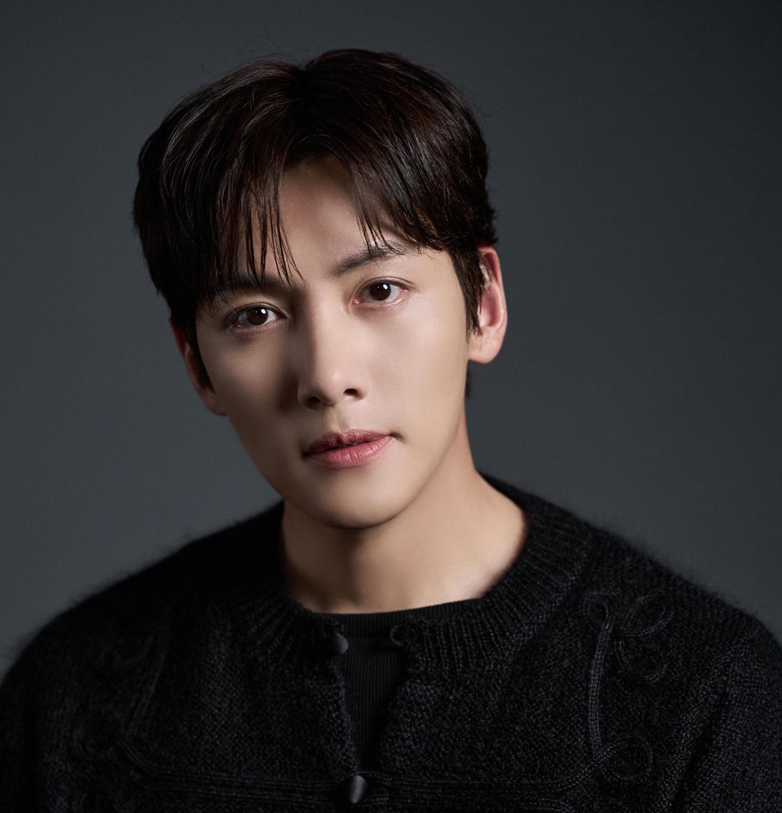 올해로 데뷔 18년 차를 맞은 배우 지창욱은 스스로를 “연예인이라기보다는 배우가 직업인 사람에 불과하다”며 “직업인으로서 욕심을 안고 살아가는 평범한 사람”이라고 말했다. 
월트디즈니컴퍼니 코리아 제공