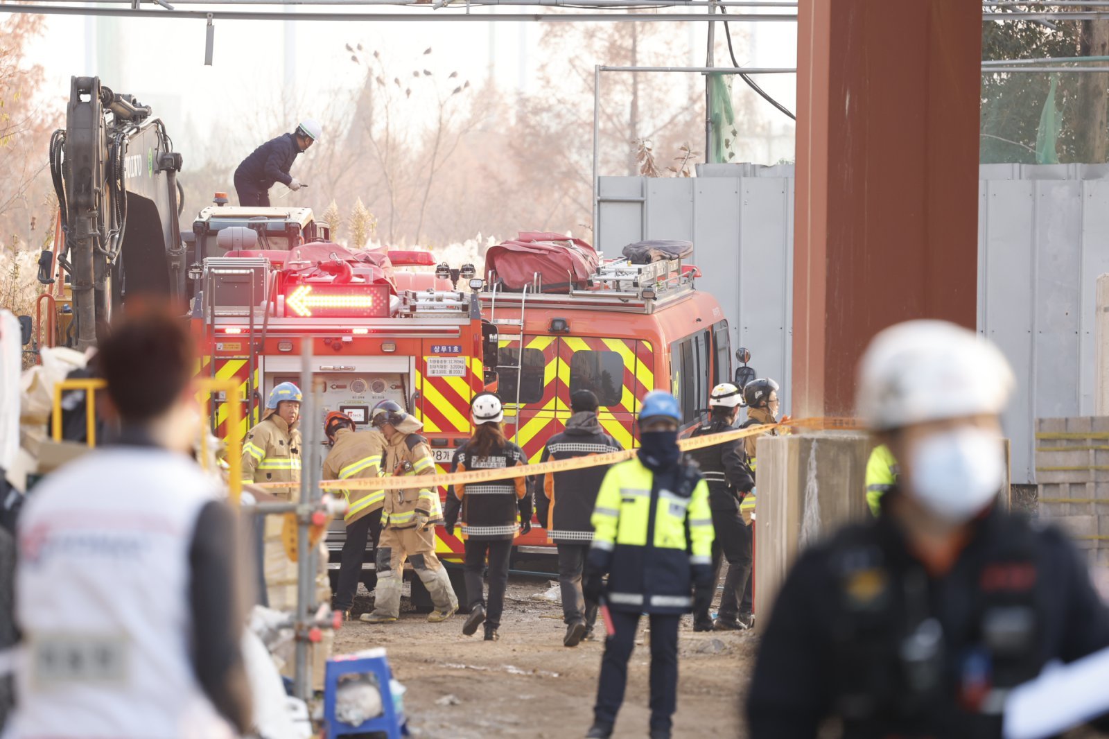 11일 오후 1시 58분쯤 광주 서구 치평동(상무지구)의 광주대표도서관 공사 현장에서 레미콘 타설 중 붕괴 사고가 발생해 4명이(추정) 매몰, 소방당국이 구조작업을 하고 있다. 2025.12.11/뉴스1