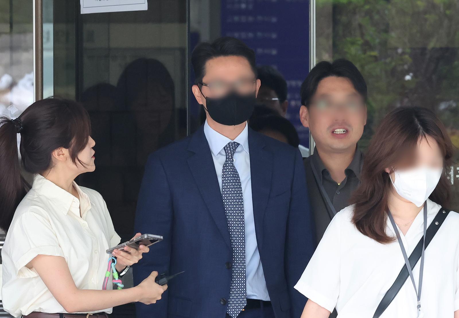 윤석열 전 대통령의 부인 김건희 여사에게 청탁할 목적으로 명품 가방과 목걸이를 전달한 혐의를 받는 전 통일교 세계본부장 윤 씨가 30일 서울 서초구 서울중앙지방법원에서 열린 구속 전 피의자 심문(영장실질심사)를 마친 뒤 법원을 나서고 있다. 2025.7.30/뉴스1 ⓒ News1 장수영 기자