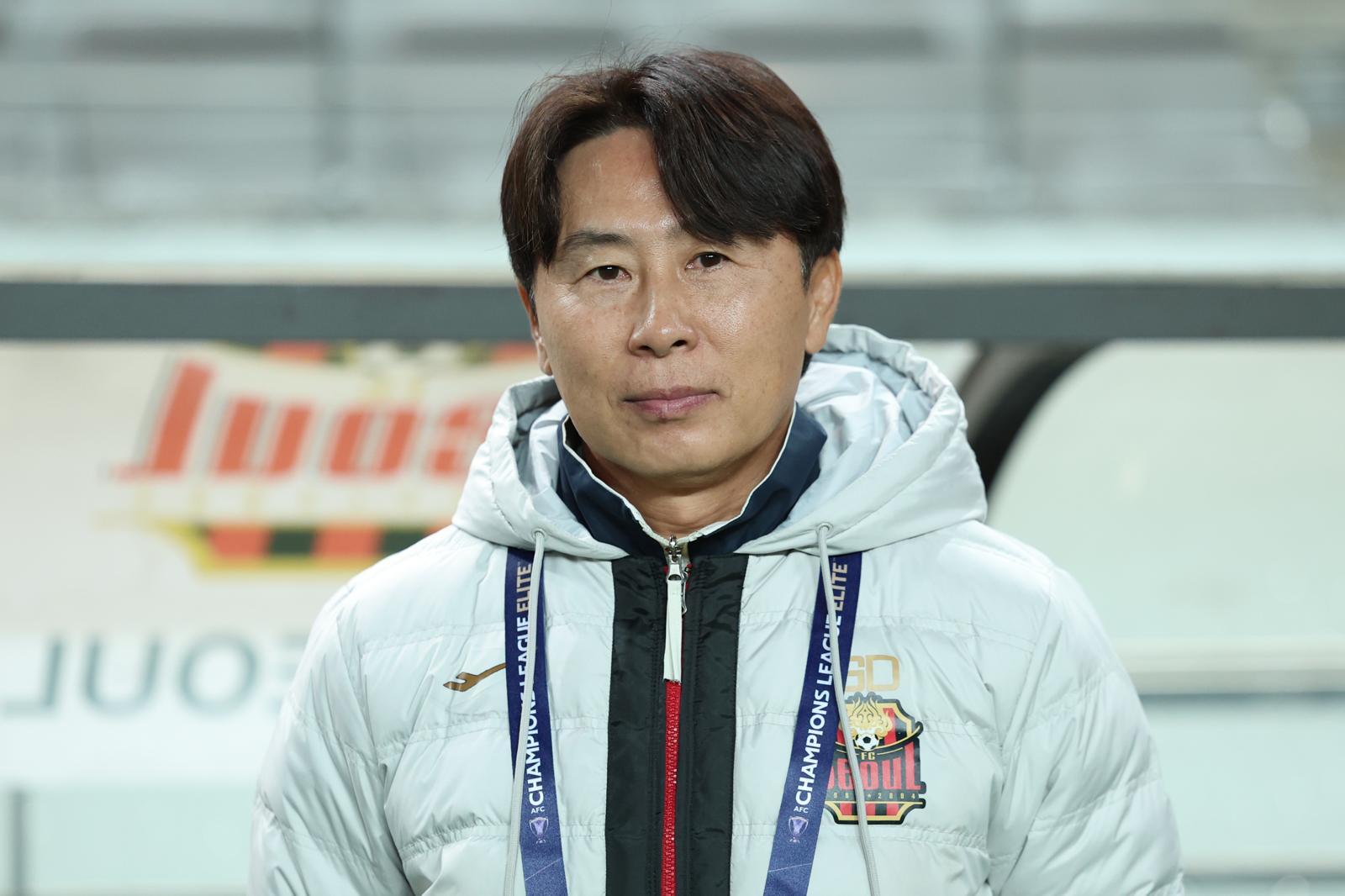 4일 오후 서울 마포구 서울월드컵경기장에서 열린 2025-2026 아시아축구연맹(AFC) 챔피언스리그 엘리트(ACLE) 리그 스테이지 4차전 FC서울과 청두 룽청의 경기, FC서울 김기동 감독이 경기 시작을 기다리며 그라운드를 응시하고 있다. 2025.11.04.[서울=뉴시스]