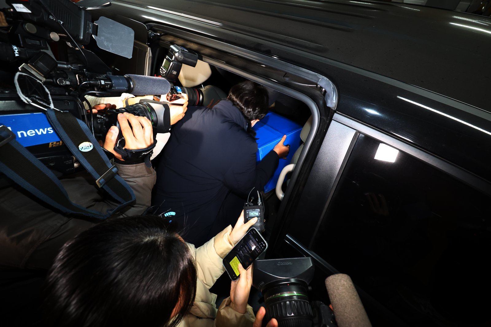 쿠팡 개인정보 유출 사고와 관련해 압수수색에 들어간 경찰이 9일 오후 서울 송파구 쿠팡 본사에서 압수수색 물품을 들고 나오고 있다. 2025.12.09. [서울=뉴시스]