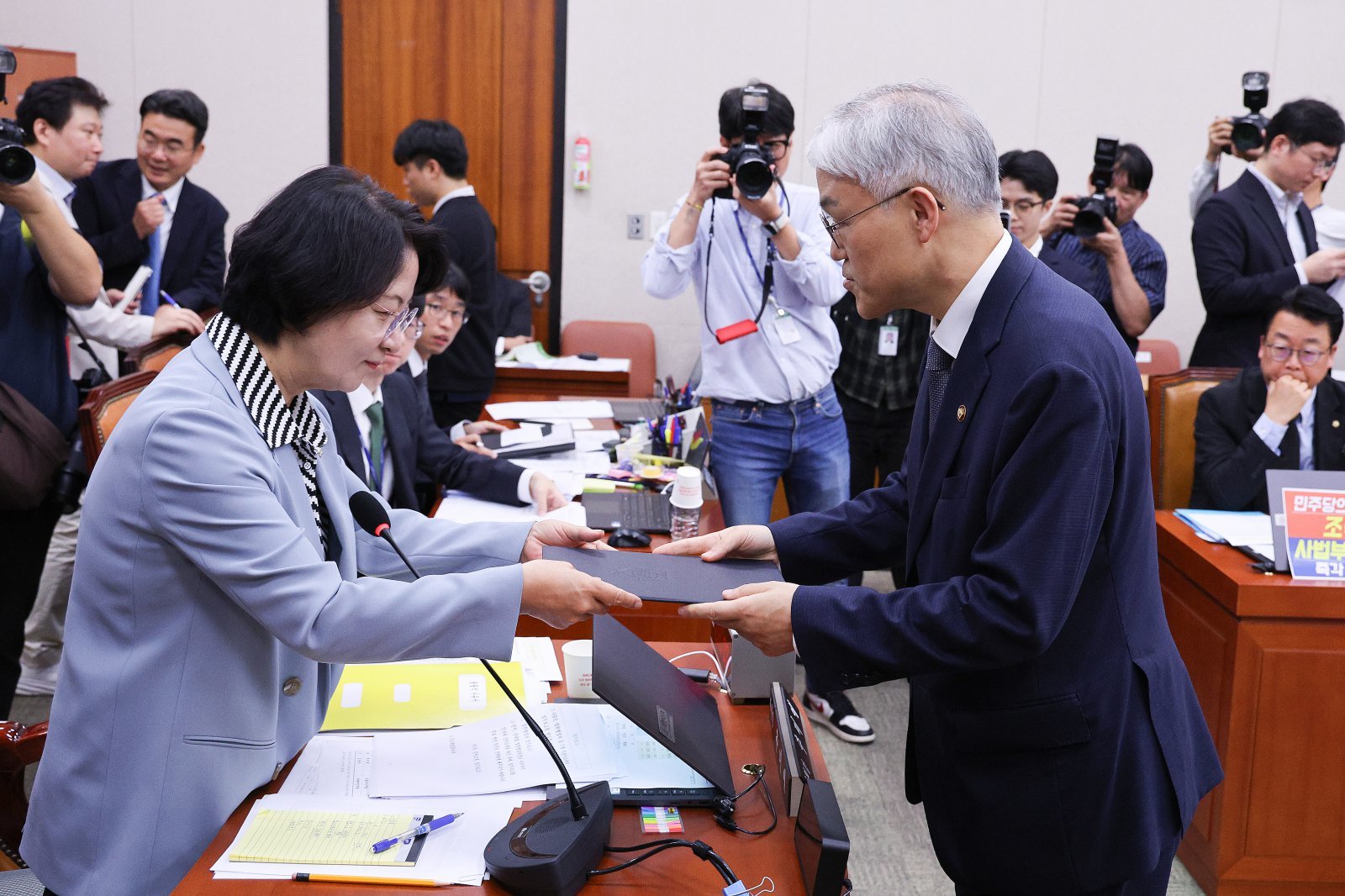 천대엽 법원행정처장이 13일 서울 여의도 국회에서 열린 법제사법위원회의 대법원 등에 대한 국정감사에서 선서문을 추미애 위원장에게 제출하고 있다. 2025.10.13/뉴스1