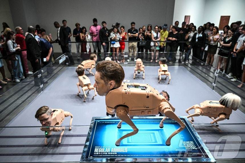 디지털 아티스트 ‘비플’이 미국 플로리다주 마이애미 비치 컨벤션센터에서 열린 ‘아트 바젤 2025’ 박람회를 통해 선보인 유명인의 얼굴을 한 로봇개들. 2025.12.07 ⓒ AFP=뉴스1