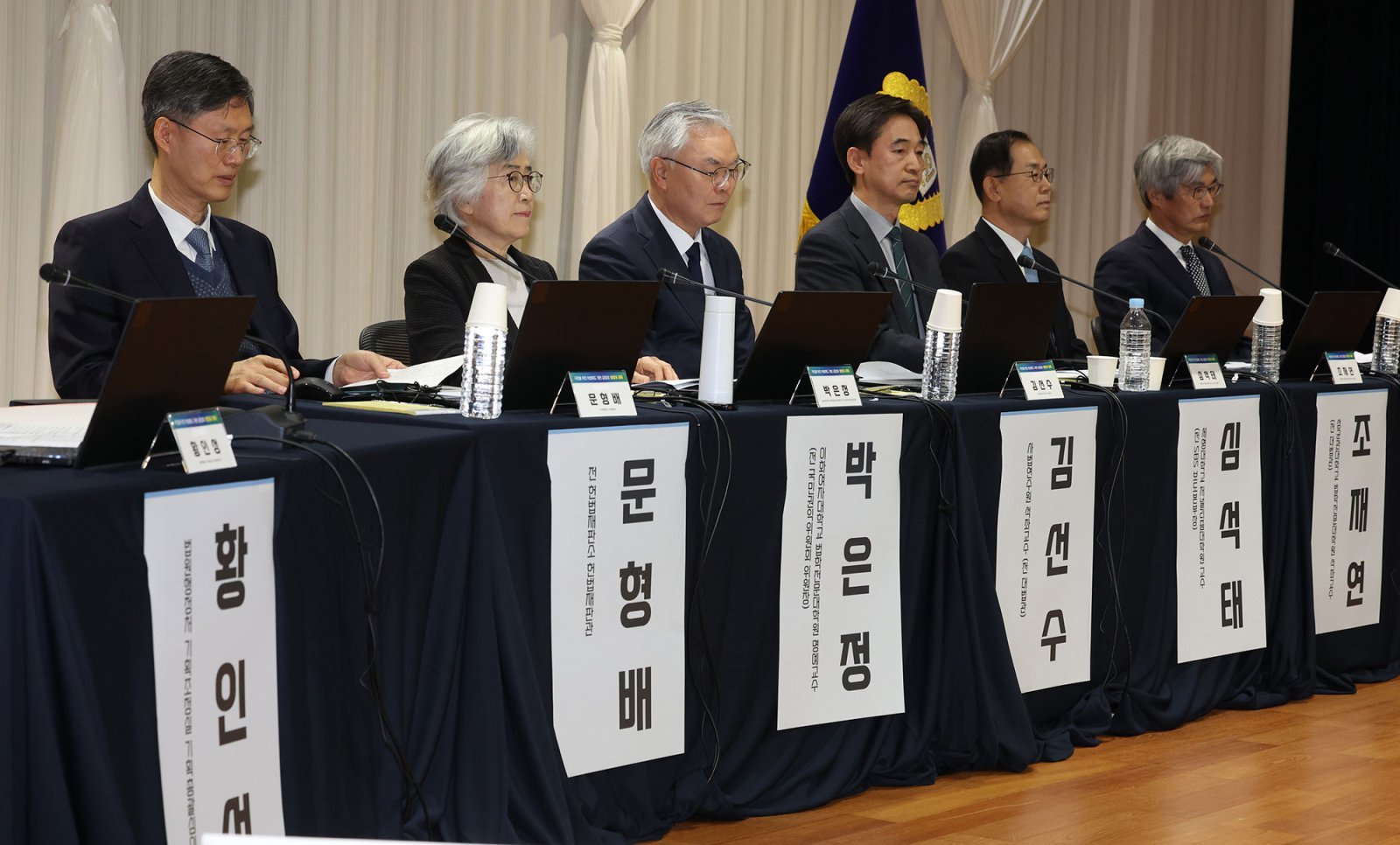 11일 오전 서울 서초구 서울법원종합청사 청심홀에서 국민을 위한 사법제도 개편 공청회 : 방향과 과제 3일차 종합토론 ‘대한민국 사법부가 나아갈 길’이 진행되고 있다. 왼쪽부터 문형배 전 헌법재판관, 박은정 이화여자대학교 법학전문대학원 명예교수, 김선수 사법연수원 석좌교수, 심석태 세명대학교 저널리즘대학원 교수, 조재연 성균관대학교 법학전문대학원 석좌교수, 차병직 법률신문 편집인. 뉴시스