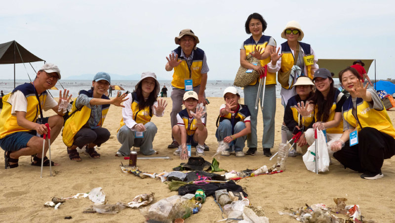 경기도민으로 구성된 기후봉사단 ‘기봉이’ 회원들이 최근 경기 안산시 대부도 방아머리해변에서 해변 줍깅 활동을 진행한 뒤 기념사진을 찍고 있다. 경기환경에너지진흥원 제공