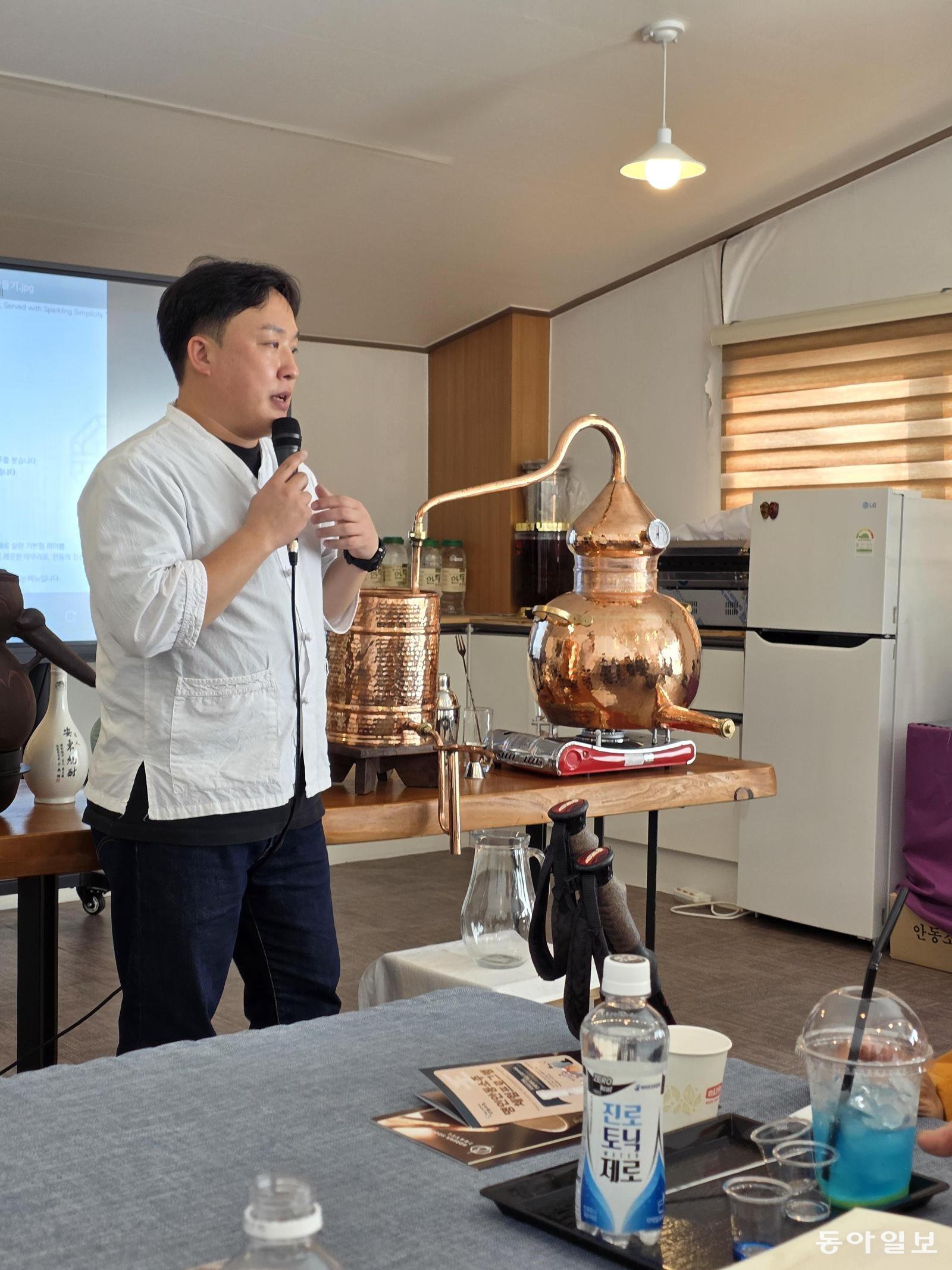 박재서 명인의 ‘명인안동소주’ 체험장에서 박춘우 본부장이 안동소주에 대해 설명하고 있다.